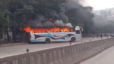 উত্তরায় যাত্রীবাহী দুই বাসে আগুন বিক্ষুদ্ধ শিক্ষার্থীরা